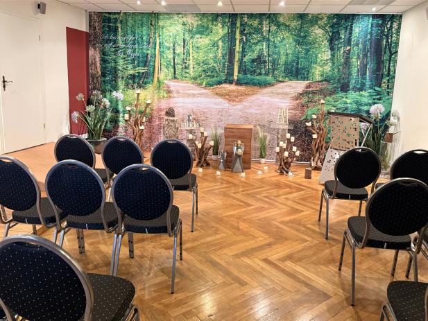 kleine klimatisierte Trauerhalle in Plate